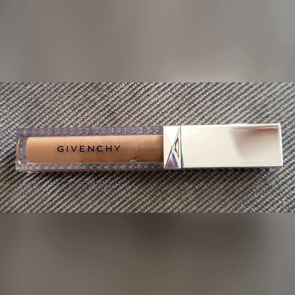 Givenchy Concealer NWOB Shade 44